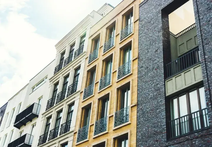 Rynek wtórny a pierwotny: Kluczowe różnice przy zakupie mieszkania
