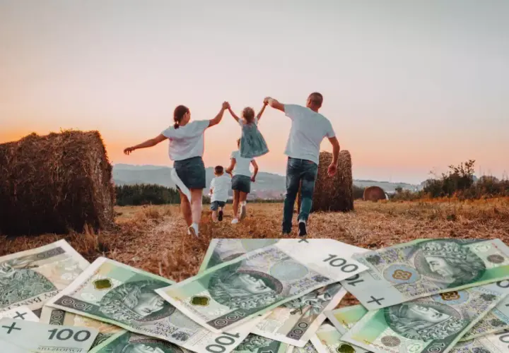 Rodzina biegnie przez pole z sianem, na pierwszym planie polskie banknoty 100 zł.