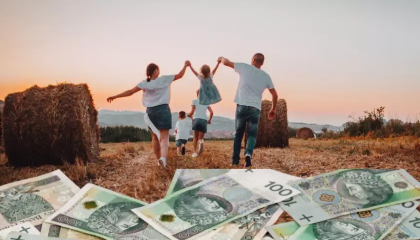 Rodzina biegnie przez pole z sianem, na pierwszym planie polskie banknoty 100 zł.